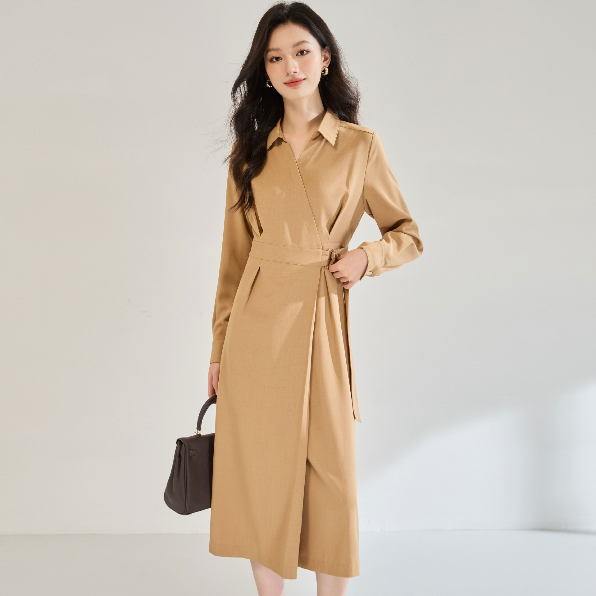 25秋季优雅气质通勤收腰显瘦衬衫翻领不对称斜襟长袖连衣裙25565白底实物图