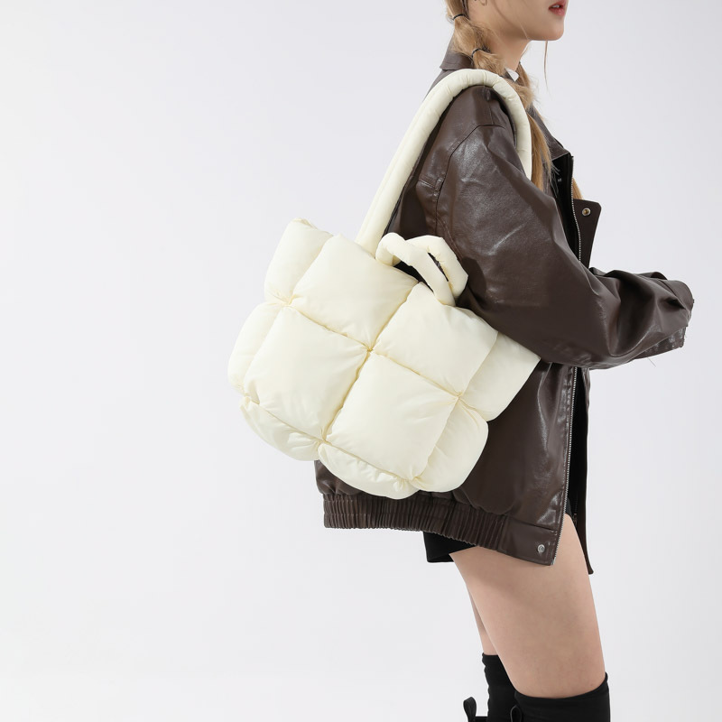 The new tote bag, puff bag, women's large-capacity soft and high-end cotton-filled bag, stylish and versatile underarm single-shoulder bag Application Scenario