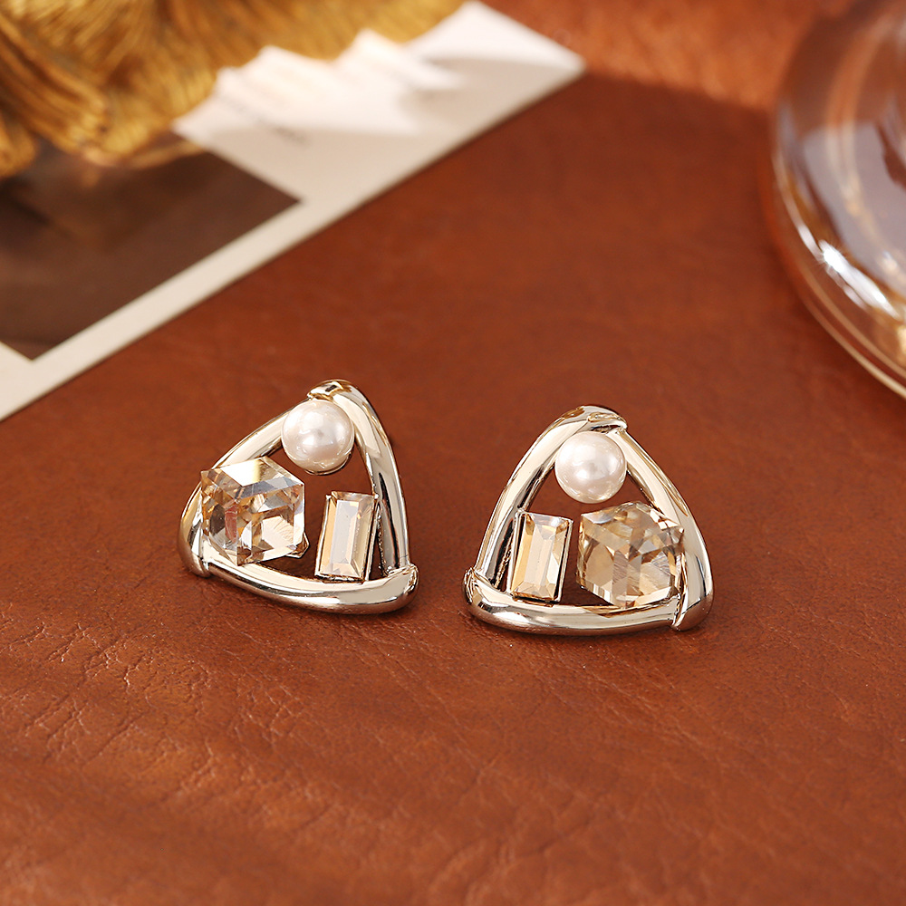 Shiny crystal zircon pearl triangular ear studs, fashionable and high-end, simple and versatile earrings, trendy design accessories