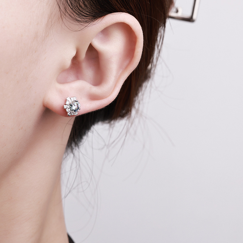 Zhuoheng Select s925 pure Silver 50-point white Moissan stud earrings for ear piercing, snowflake high-end style, autumn and winter versatile earrings Specification image