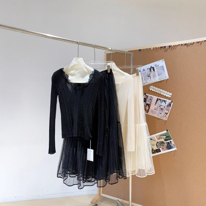 High-quality Nanyou women's clothing 2025 new style French back hollowed-out V-neck lace trim slimming knitted sweater Specification image