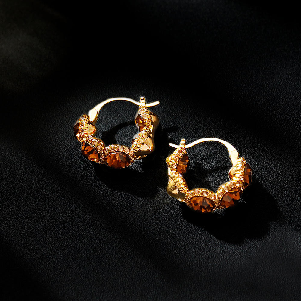 Hyacinth's Douyin live stream bestseller retro Hong Kong-style zircon circle ear buckles, with a unique design sense, light luxury and high-end fashion earrings for women Application Scenario