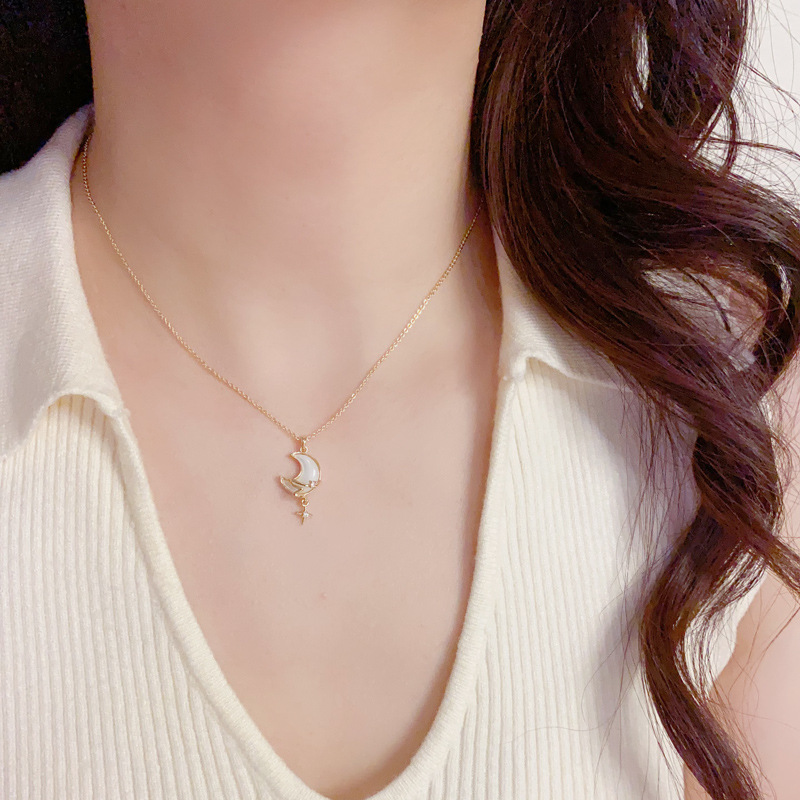 Summer new exquisite, fashionable and versatile mother-of-pearl star moon pendant necklace, unique, light luxury, gentle and versatile collarbone chain for women Application Scenario