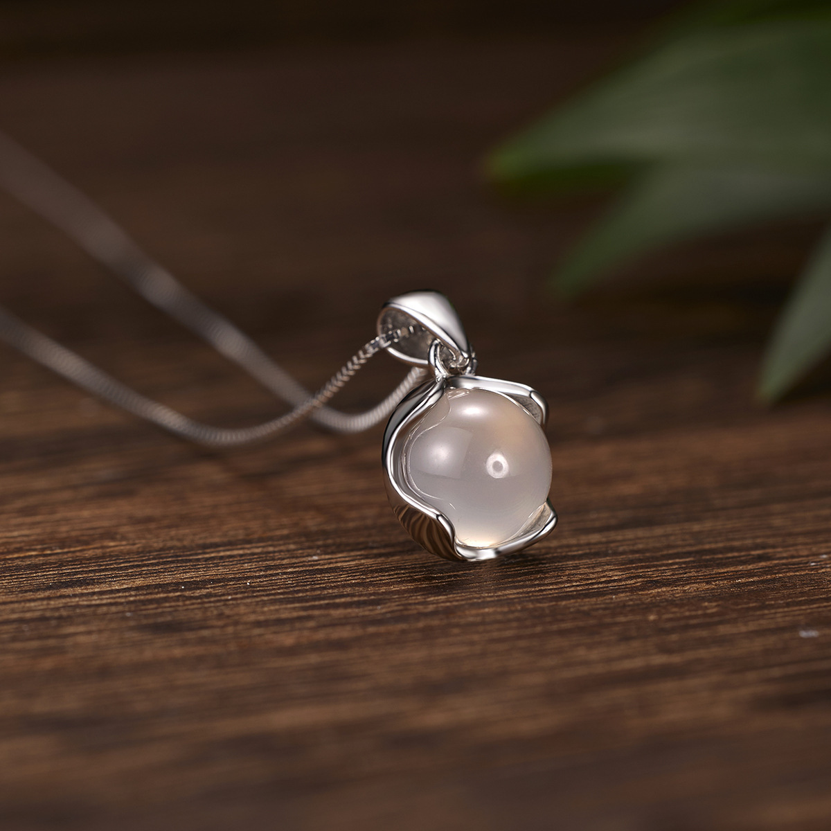 s925 sterling silver new round chalcedony necklace, simple, light luxury and high-end girls' collarbone chain accessory factory direct sales Application Scenario