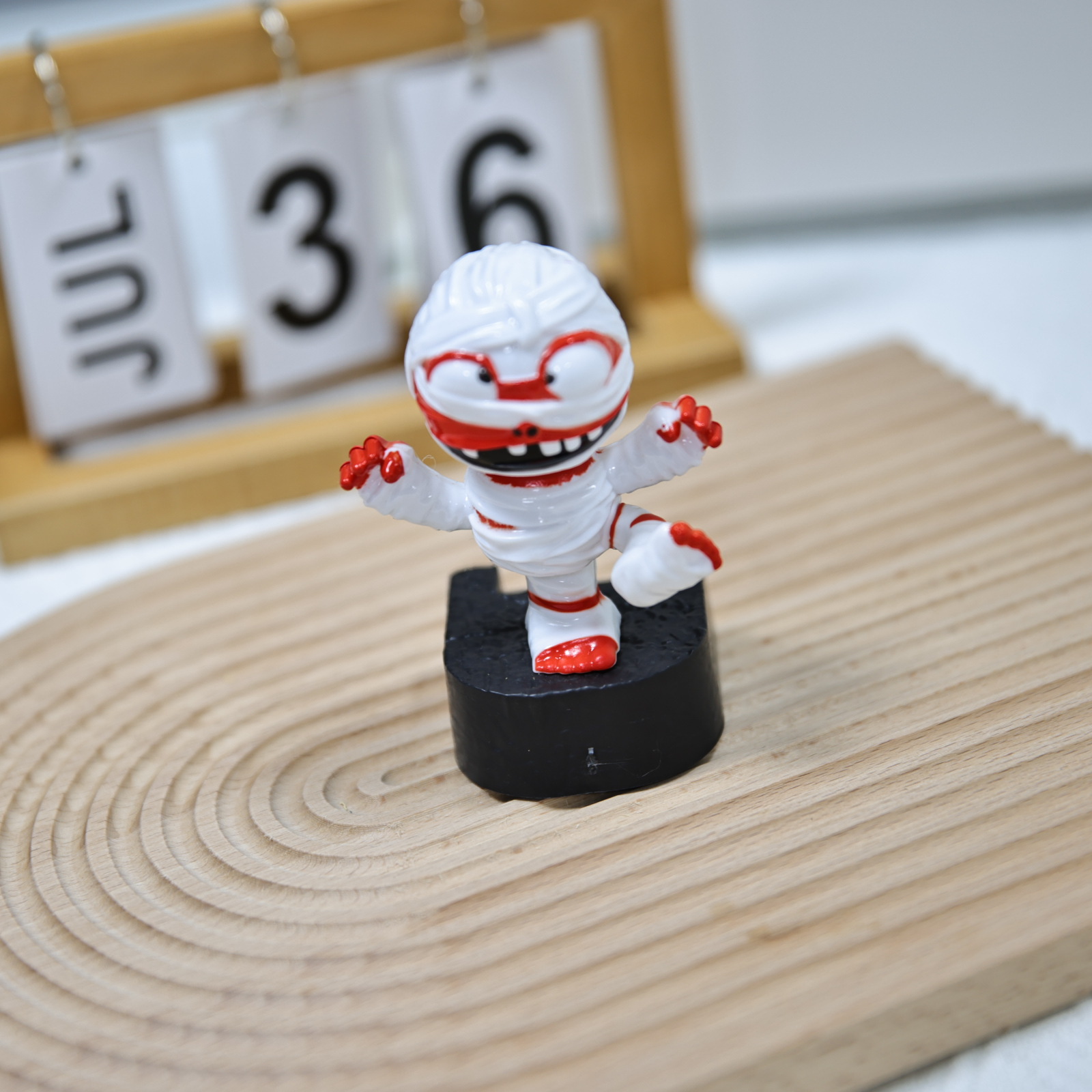 Cross-border new Halloween gift: Vehicle-mounted skeleton mummy figure-piece, solar-powered automatic swing, factory direct sales details Picture