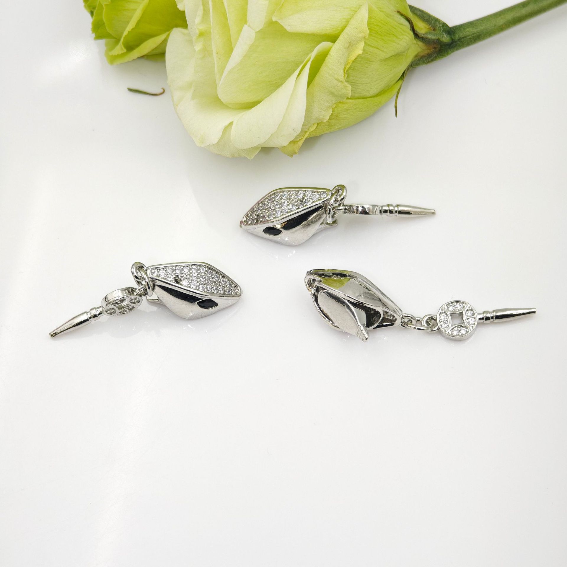 New pearl buckle snake-shaped adjustable universal buckle pearl necklace bracelet, handcrafted end buckle sweater chain accessory details Picture