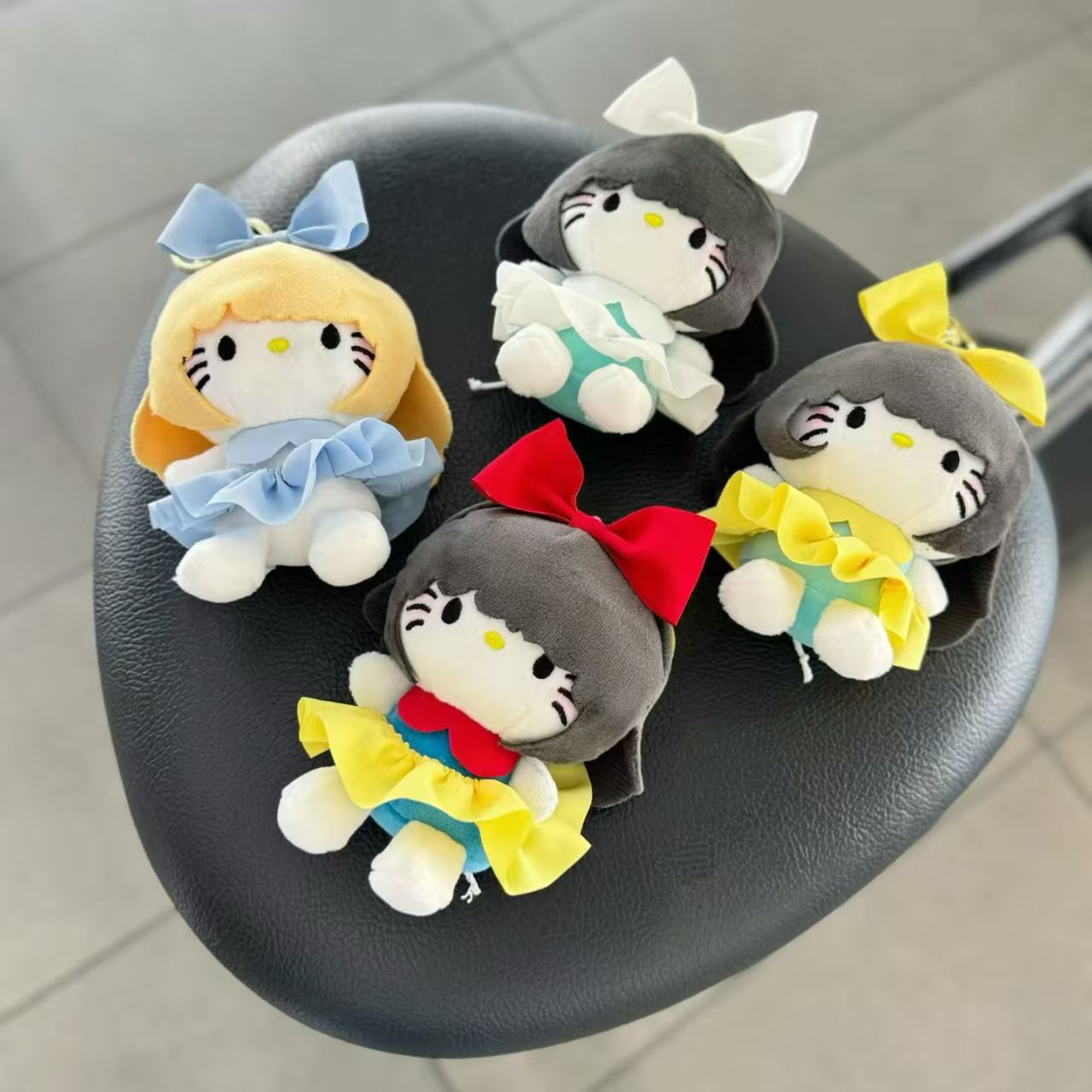 Wholesale of best-selling cartoon kt dress-up little cat plush pendants, schoolbags, keychains, cute dolls, toy bags and pendants Specification image