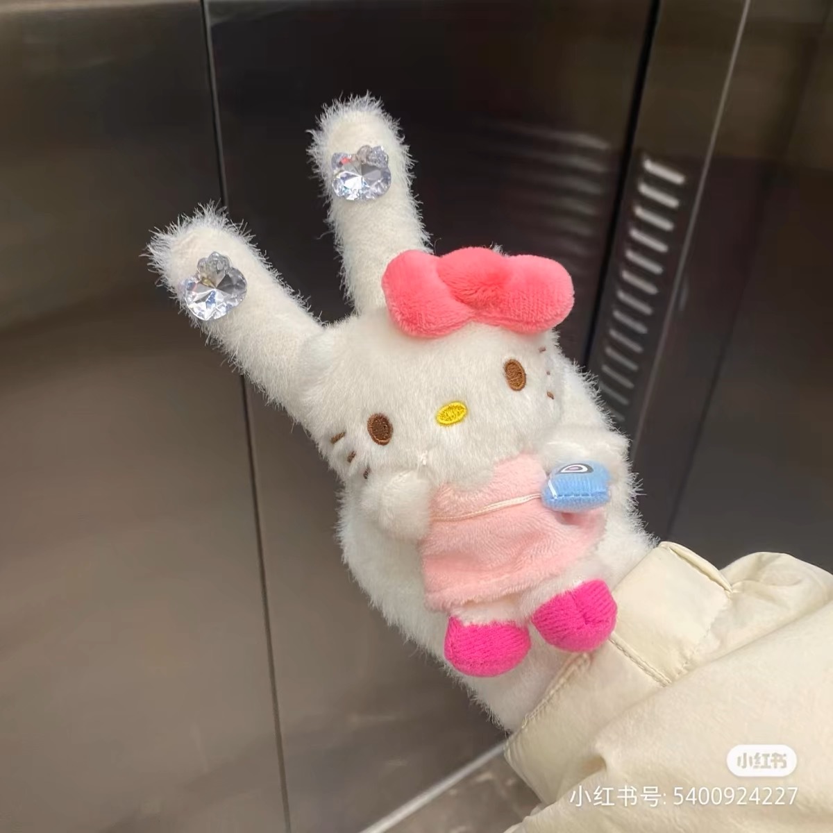 HelloKitty water diamond cute plush gloves for autumn and winter, Kitty Cat doll, warm knitted five-fingered gloves for girls Specification image