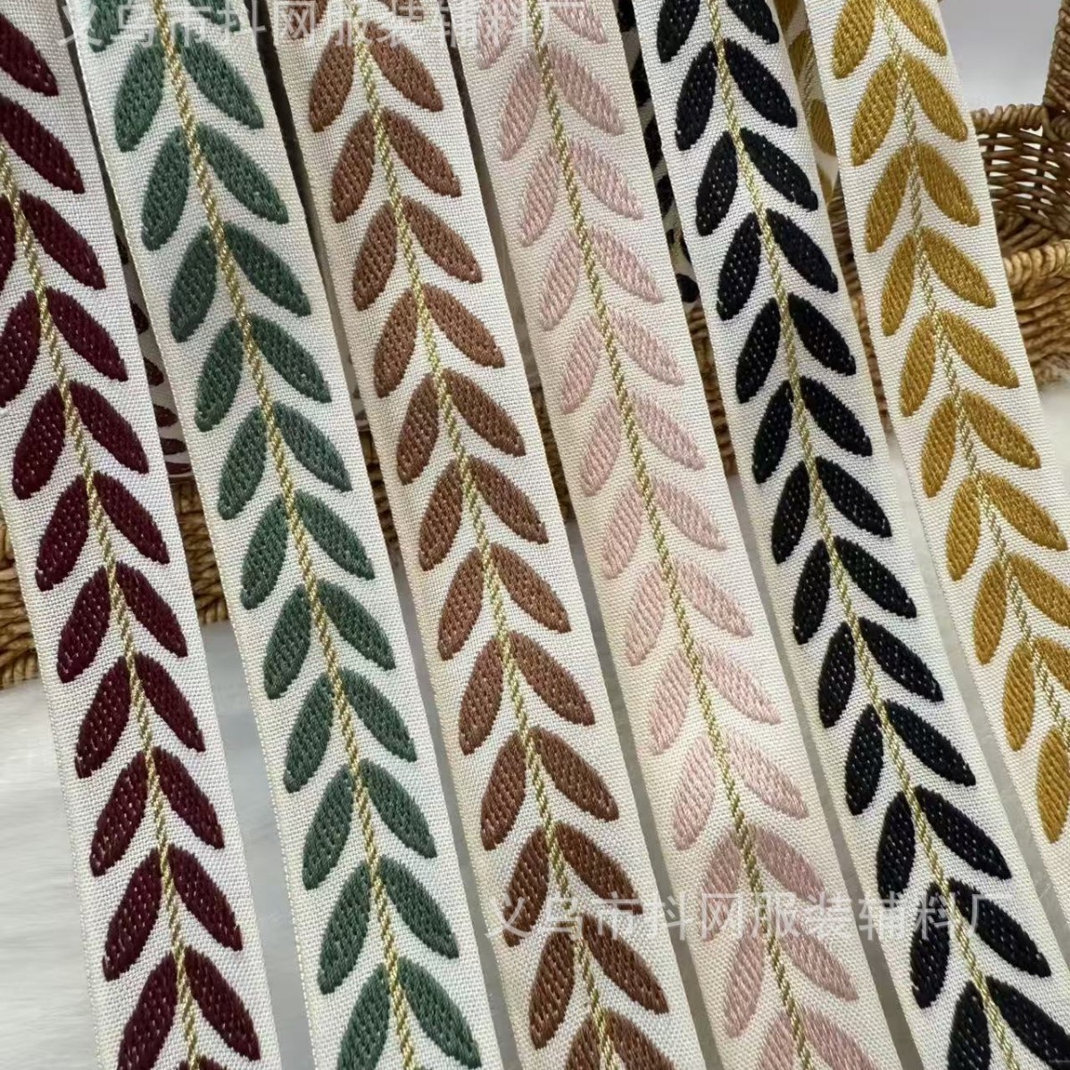 2.5cm de seda de oro hoja explosión jacquard bordado cinta de tejido caja de regalo cinta de embalaje rendimiento ropa accesorios