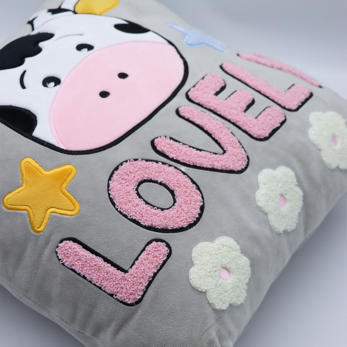 Cartoon-style towel embroidery three-dimensional embroidery pillowcase, living room sofa bay window decoration pillowcase Specification image