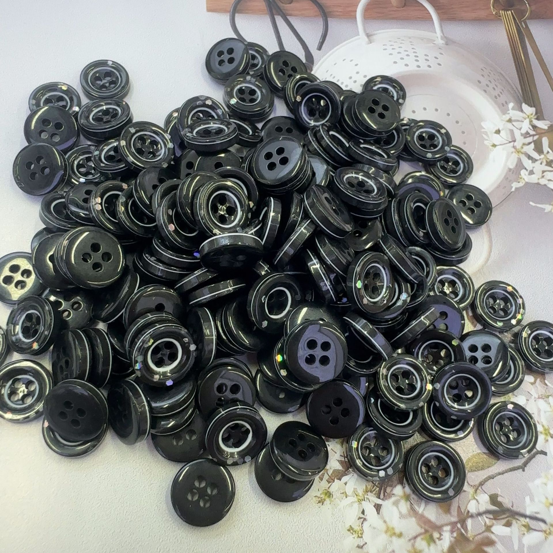 Junkai Four-Eye baby Blue frame Fine Flash cute button sewing baby clothes diy Hair band bracelet Pendant button Application Scenario