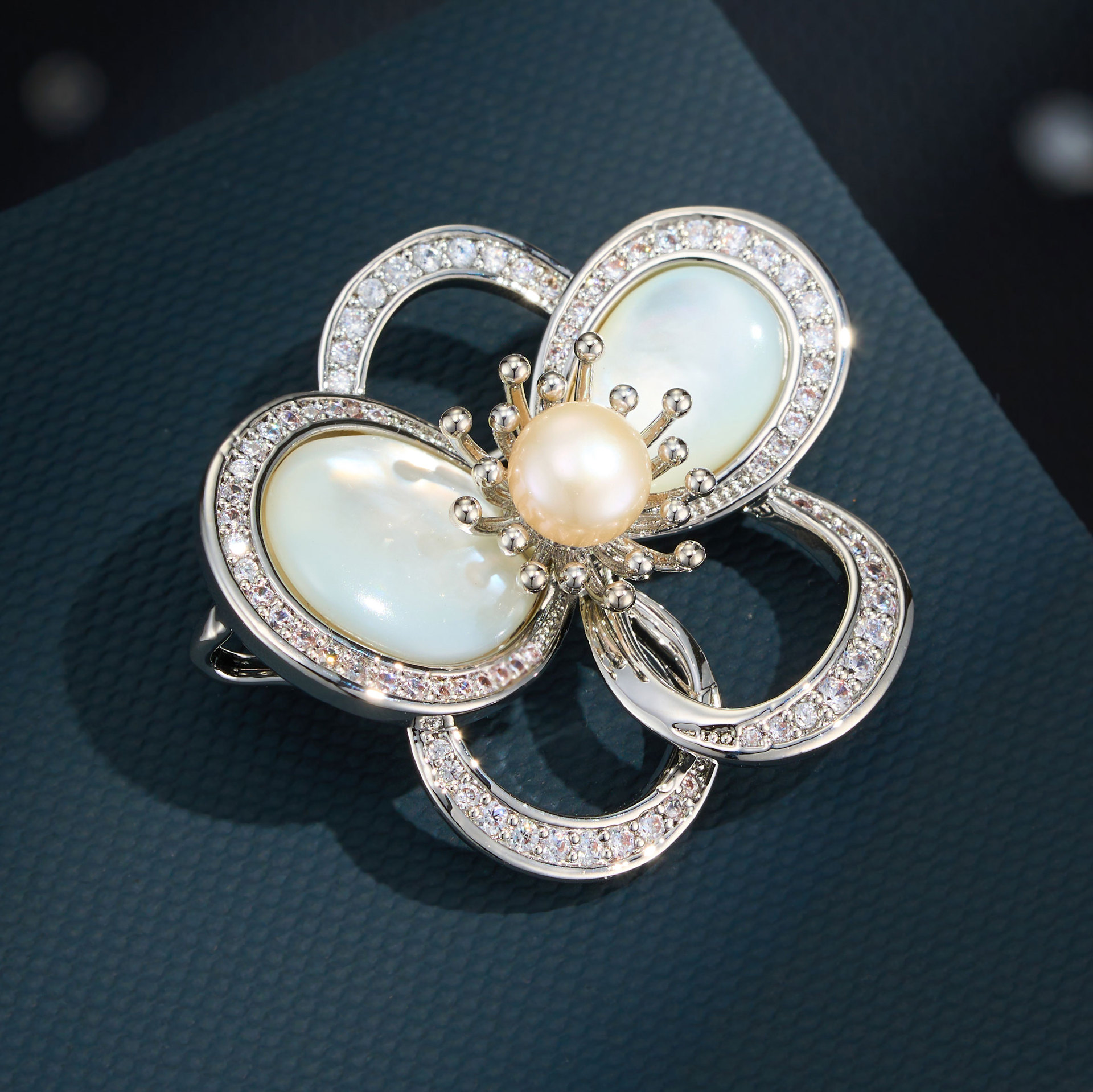 Source factory's light luxury mother-of-pearl flower brooch, copper alloy, real gold electroplated, freshwater pearl inlaid with zirconium exquisite brooch Application Scenario