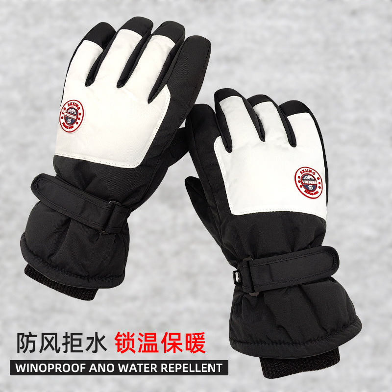 Wholesale of winter ski gloves, outdoor fleece warm electric bike riding gloves, anti-slip and waterproof touch screen gloves Application Scenario