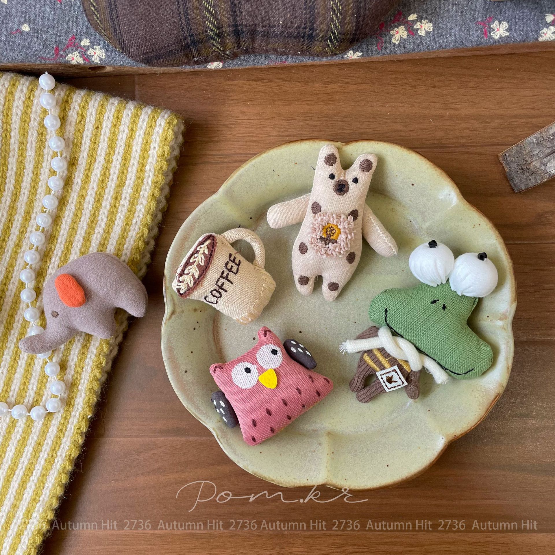 New Korean-style retro forest-themed fabric brooch, bear coffee cup, owl pin, cute doll decorative badge