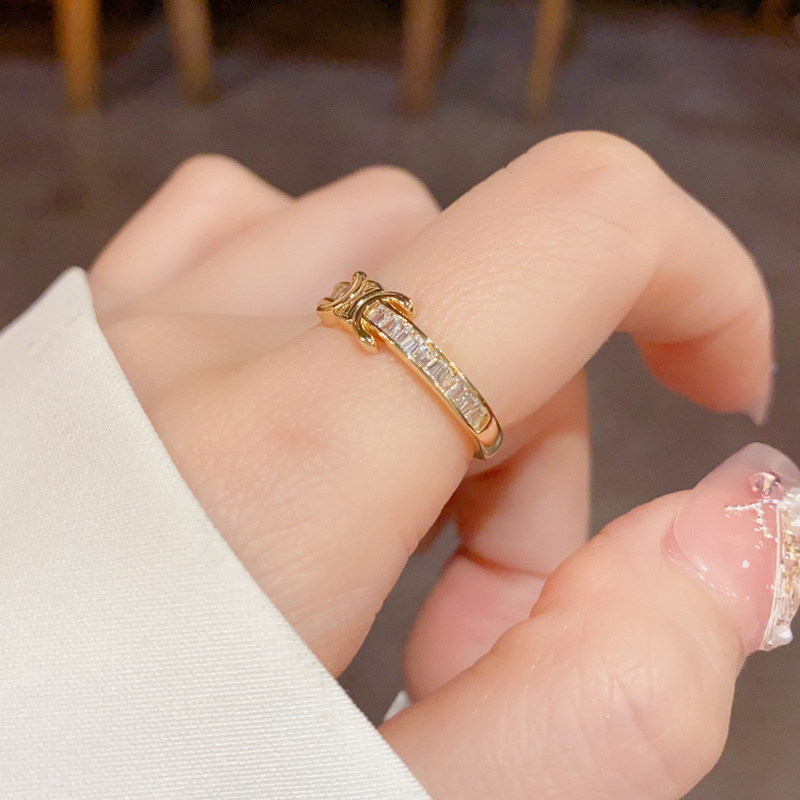 This is a unique and fashionable design with a slightly inset letter "C" and an open arc de Triomphe ring. It exudes a French charm and is a retro, light luxury index finger ring for women