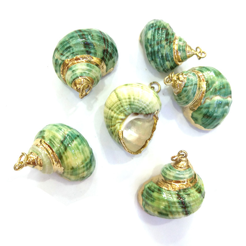 Green shell pendant with golden edges Application Scenario