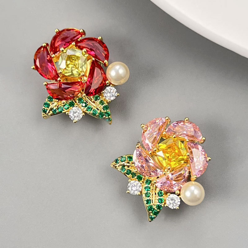 Sweet and cute crystal flower brooch, light luxury and high-end feel, camellia magnetic clasp suit jacket accessory, corsage for women Application Scenario