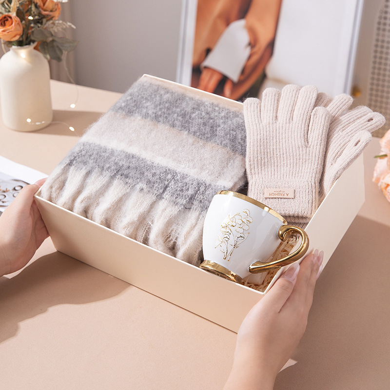 A new women's Day scarf gift box for winter, a practical birthday present for girls with a high-end feel. Best friends and girlfriends Application Scenario