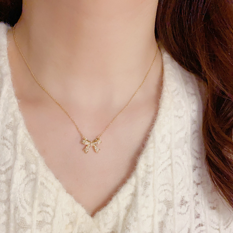 Zircon pearl bow necklace, a light luxury, niche and fashionable design for women, a collarbone chain, a versatile necklace accessory for Internet celebrities