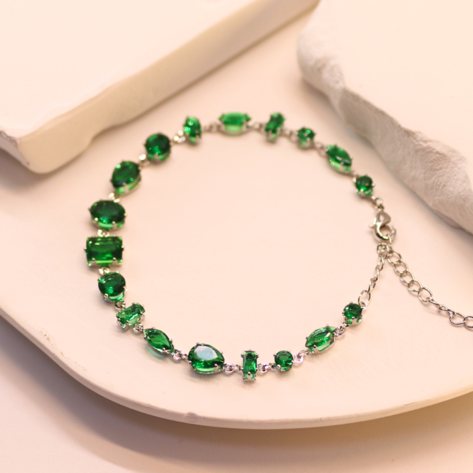 This light luxury forest-themed, fresh geometric green zircon bracelet exudes a niche and sophisticated sophistication, making it a versatile accessory details Picture