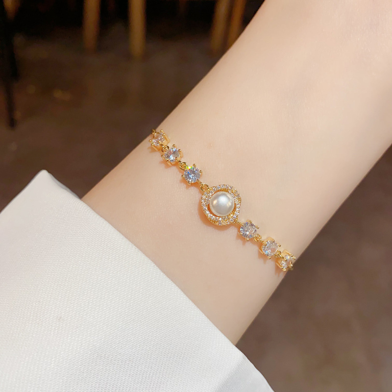 Japanese and Korean style fashionable, light luxury, niche zircon wrapped pearl bracelet for women, high-end design sense, versatile jewelry wholesale Application Scenario
