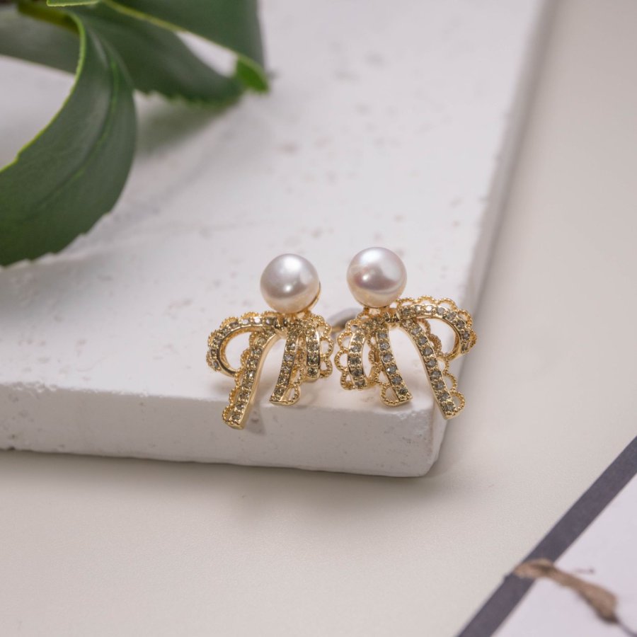 New high-quality copper-plated real gold S925 silver needle freshwater pearl stud earrings with a fresh and elegant style full figure