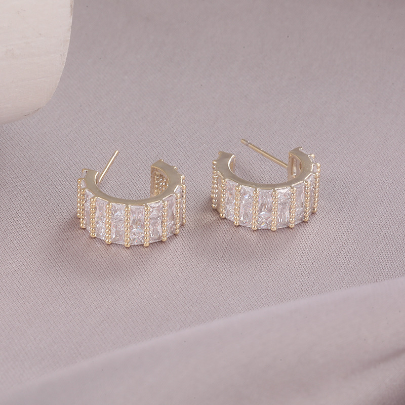 Xuhui Accessories' new fashionable, light luxury style, versatile copper zirconium plated with real gold and silver needle C-shaped stud earrings wholesale full figure