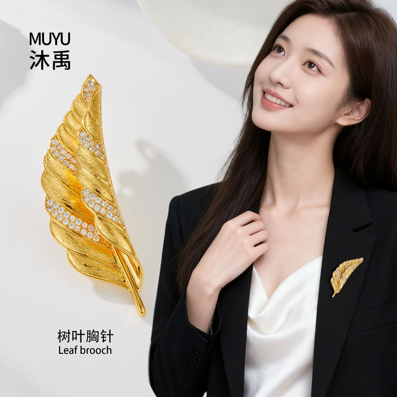 Original design, niche and light luxury brushed leaf brooch, copper alloy, real gold electroplated, slightly inlaid zircon, high-end sense brooch details Picture