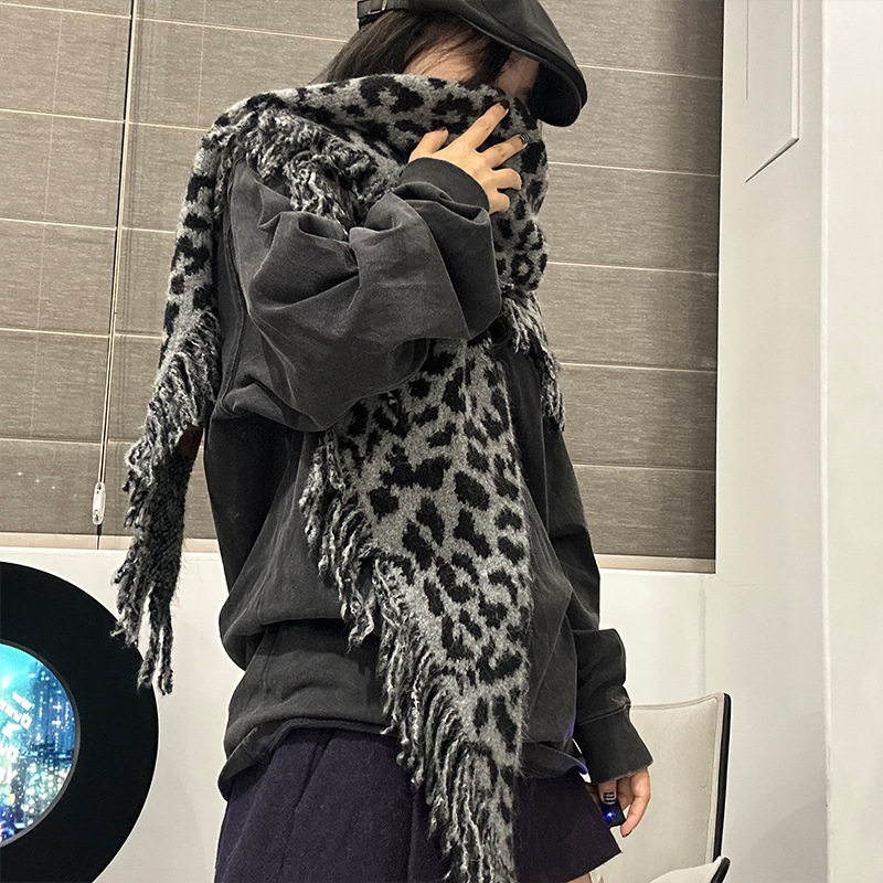 A new autumn and winter collection of leopard-print fringed scarves for women, featuring a high-end woolen triangular shawl and a retro and fashionable shawl. Wholesale from street stalls Specification image