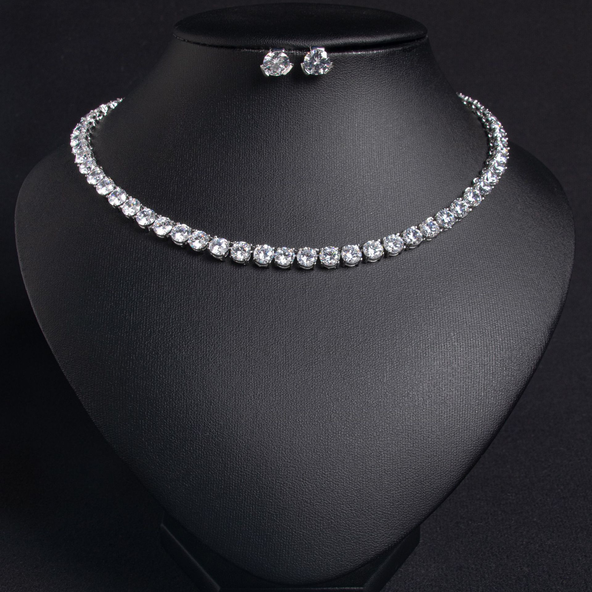 A two-piece set of colorful zircon necklaces for European and American brides, casual and versatile, hip-hop noble stud wedding accessories and earrings details Picture