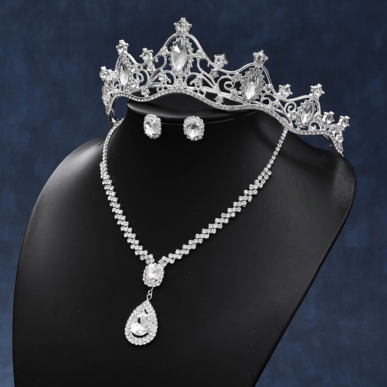 Fashionable handcrafted bride chain, Korean-style bride accessories, high-end wedding three-piece set, diamond crown necklace, earrings Application Scenario