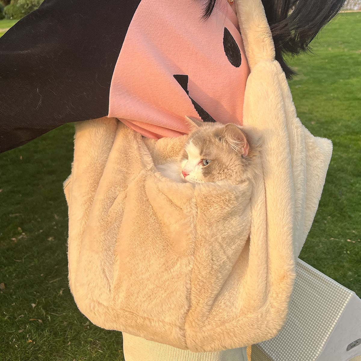 This portable single-shoulder pet bag is convenient for going out. It is a fashionable solid-color pet bag Application Scenario