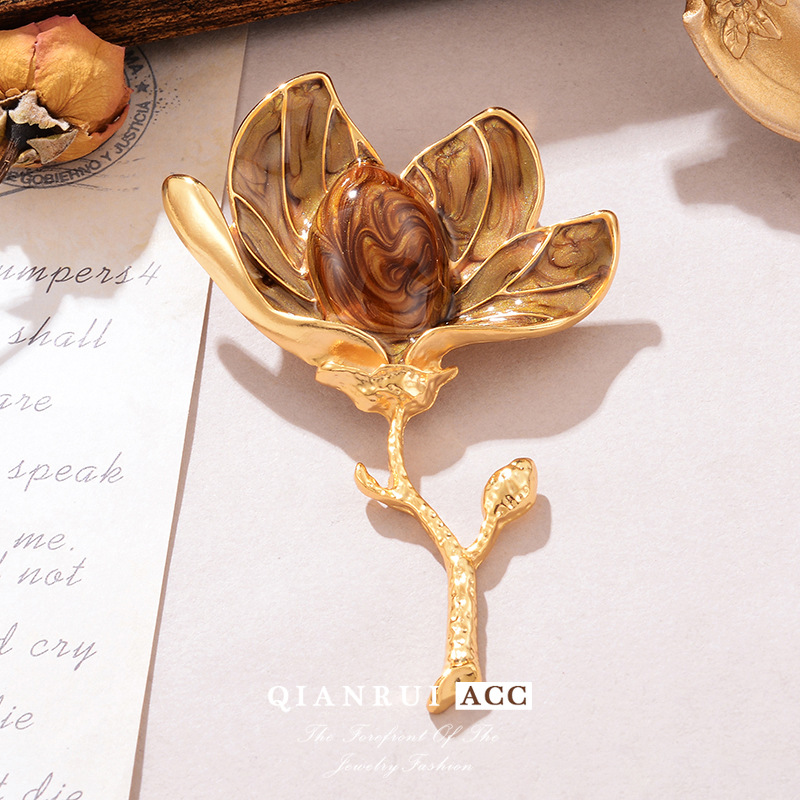 Natural Baroque pearl magnolia flower multi-color oil drip brooch, autumn and winter coat brooch accessory, high-end brooch Specification image