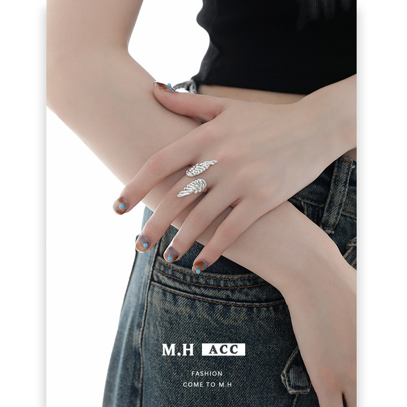 The Double Wing Wing ring is a fashionable and versatile women's index finger ring with a light luxury style and a niche design sense. It is simple and unique Application Scenario