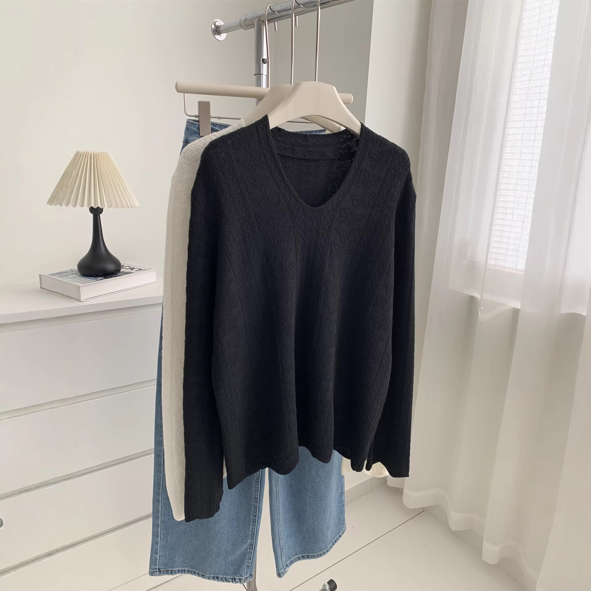 Gentle vintage wool blend beige lace V-neck T-shirt for women, wavy hem knitted base layer Specification image