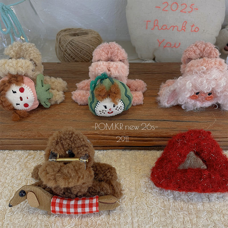 New Korean-style cartoon autumn and winter plush claw clip for children's back head, versatile and cute shark clip, handcrafted hair accessory and hairpin Application Scenario