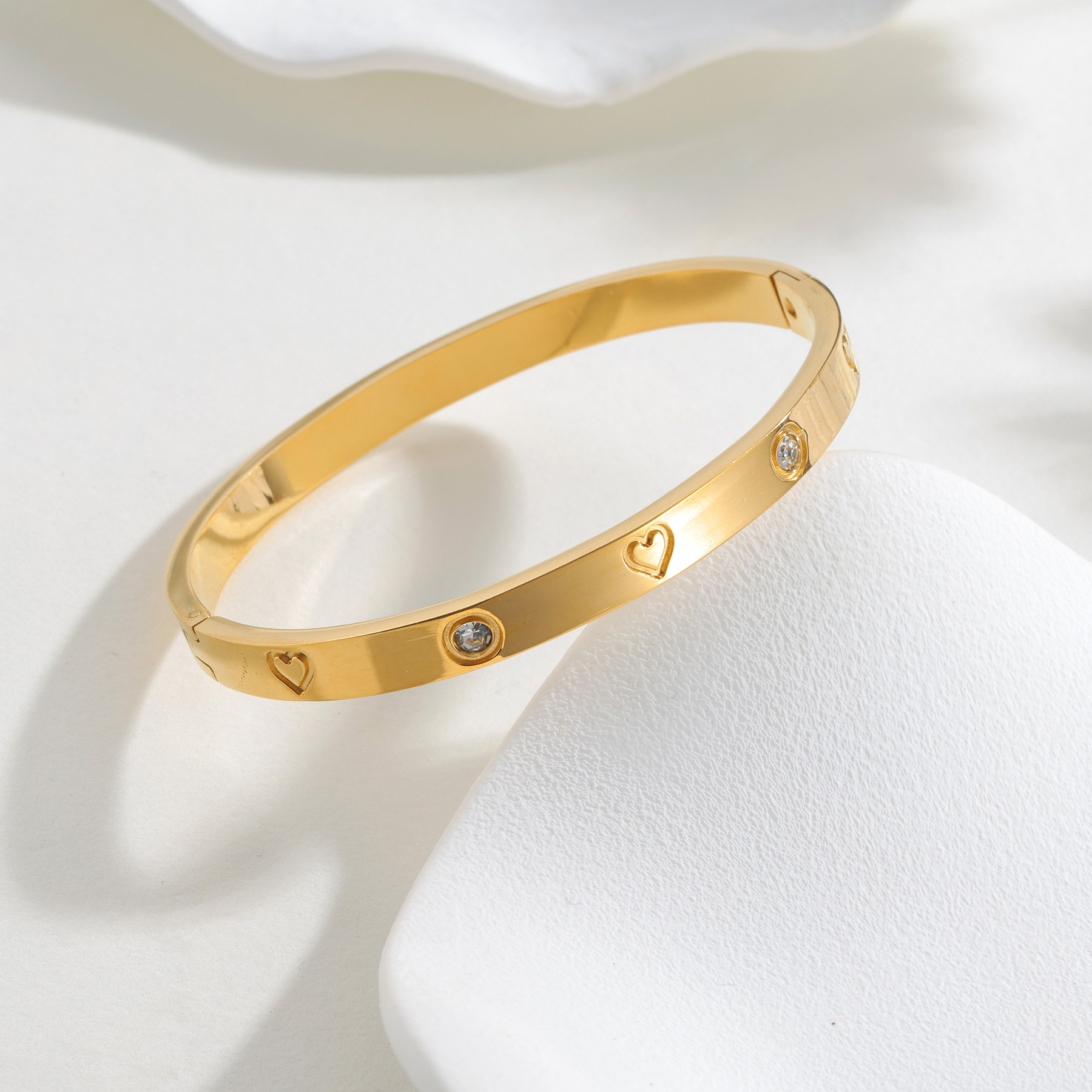 Titanium steel bracelet, a fashionable cross-border heart-shaped diamond-encrusted bracelet for women, exudes a sense of luxury. It is a gold electroplated bracelet accessory that does not fade Application Scenario