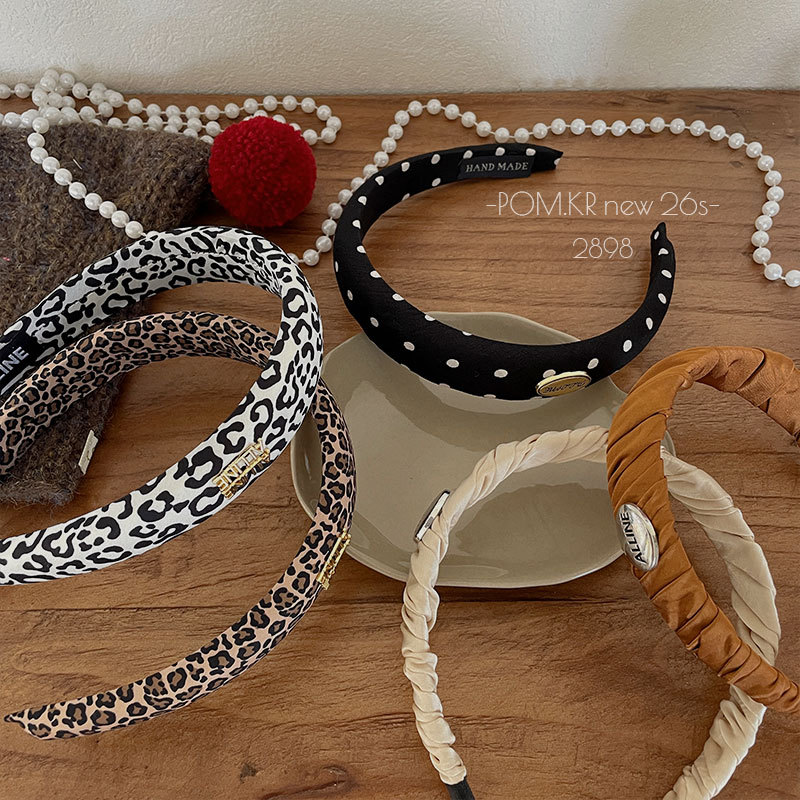 Christmas style phoenix crown and red robe headband headwear. The headband material is fashionable and versatile. The headband accessory is a novel design for girls and adults Application Scenario