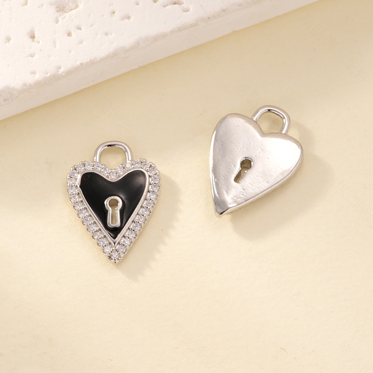Oil-dripping heart lock pendant necklace clasp, copper-plated with real gold for color retention and high-end feel, DIY jewelry necklace clasp Application Scenario