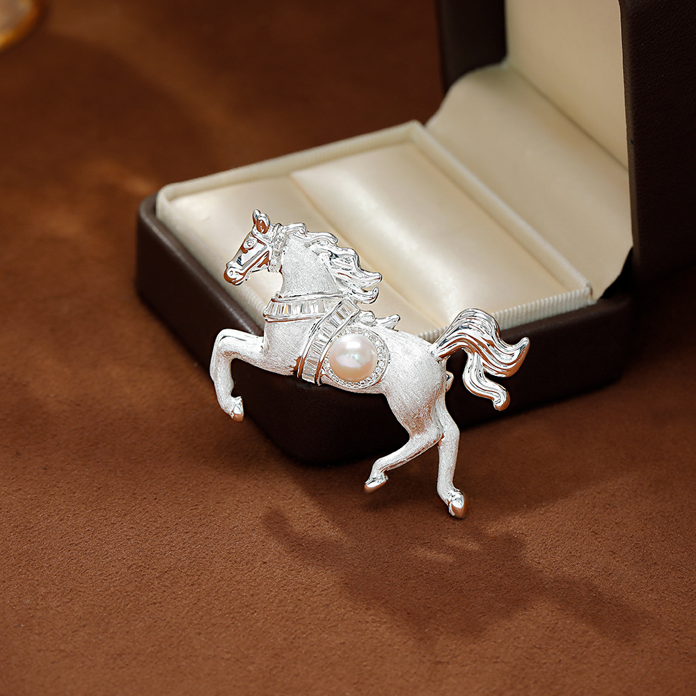 Hyacinth "Horse to Success" stylish and elegant brushed thick silver horse brooch, women's personalized suit pin, live-streaming bestseller accessory details Picture