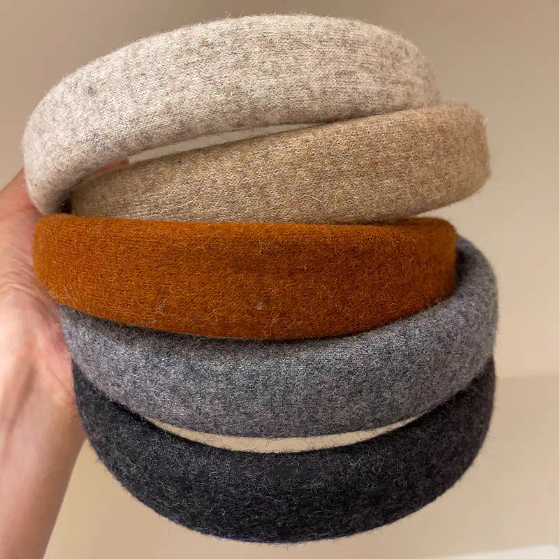 The Korean-style autumn and winter woolen high top sponge hair band is simple and fashionable, versatile for going out, and can make your face look good. It is a small pressure hair band and hair accessory