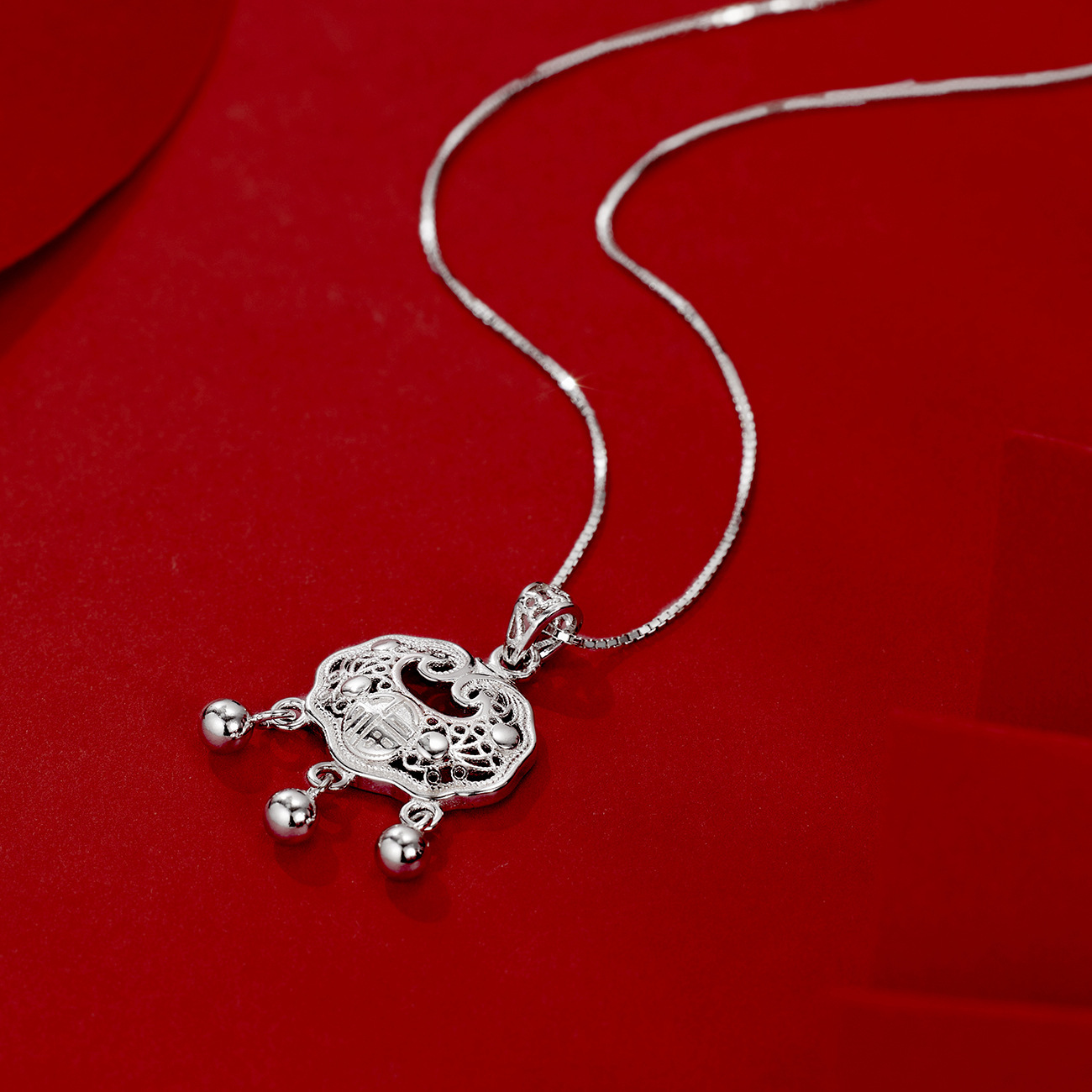 New Chinese-style peace lock necklace, lock bag pendant, women's box chain, light luxury, niche and high-end collarbone chain Application Scenario