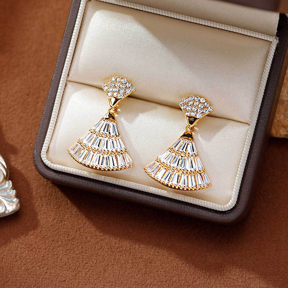 Hyacinth temperamento alta sensibilidad circonitas abanico aretes versátil super flash aretes diseño de nicho de lujo plata agujas orejeras para mujeres Application Scenario