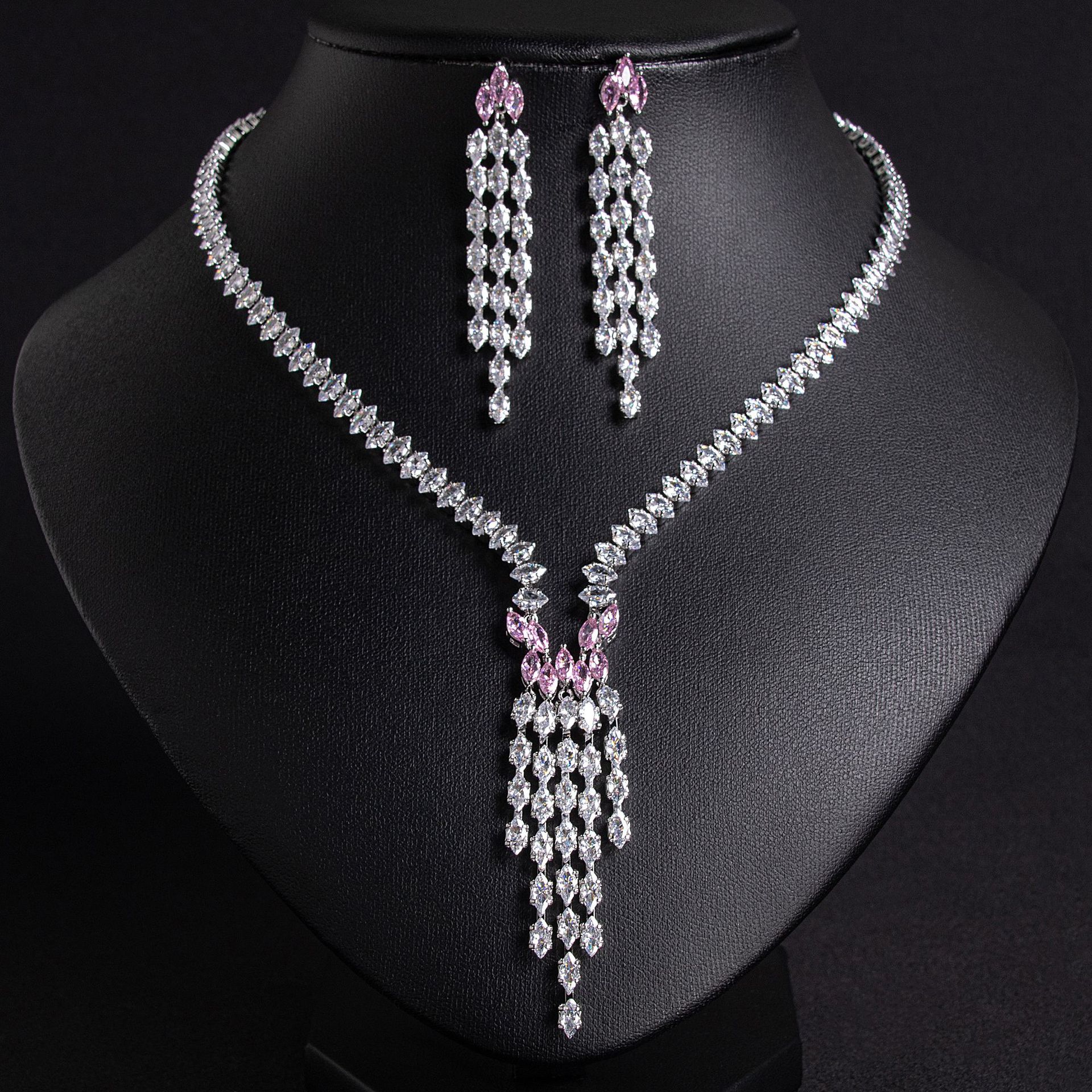 مجموعة جديدة من أقراط الزيتية المتدفقة من قطرات الماء المترفة عبر الحدود، من مجموعة من من زمن النساء من زيجات النساء، من طراز LyJ30410 Specification image