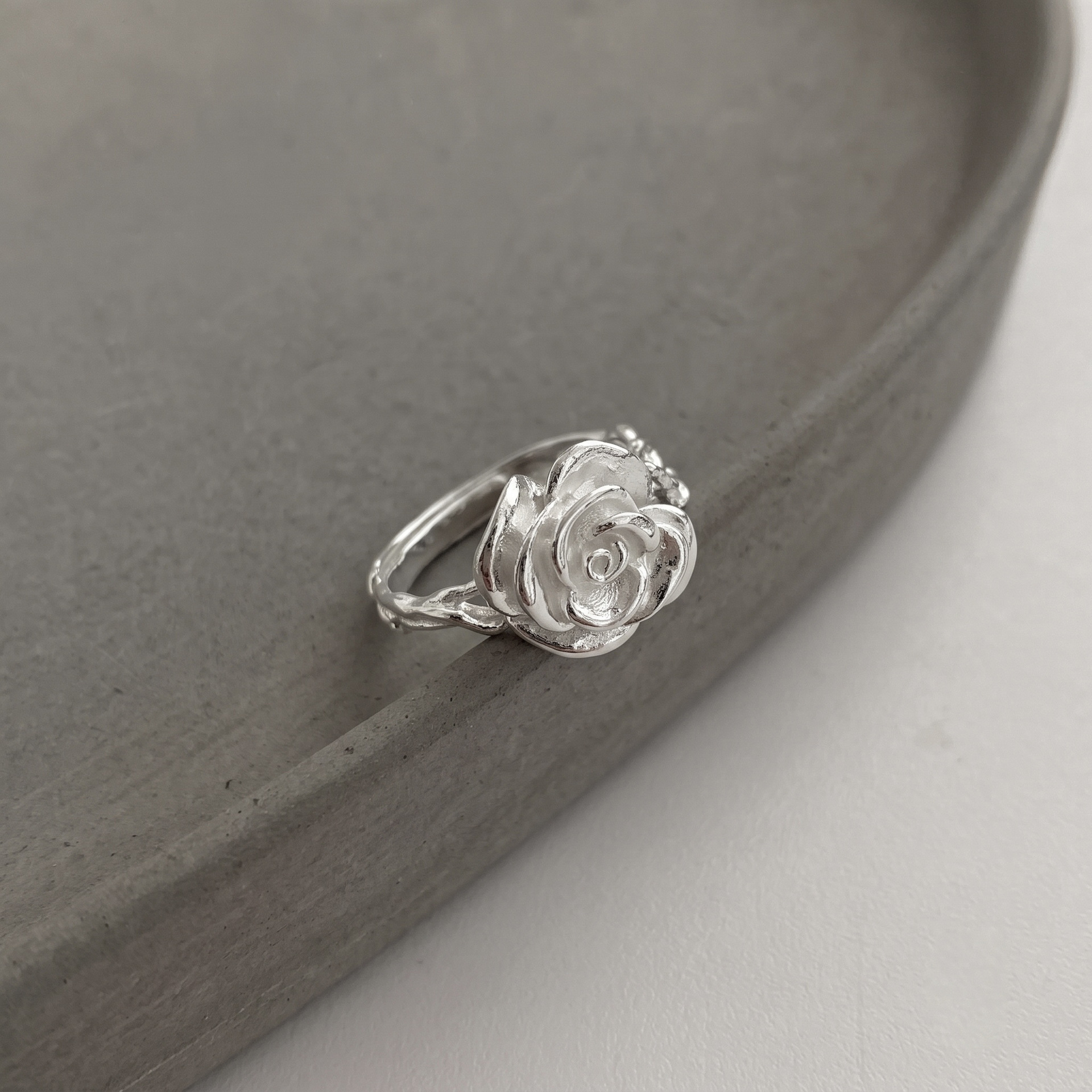S925 sterling silver ring, a women's thorny rose food ring, is a simple, elegant, fashionable, light luxury and cold style niche jewelry Item Picture