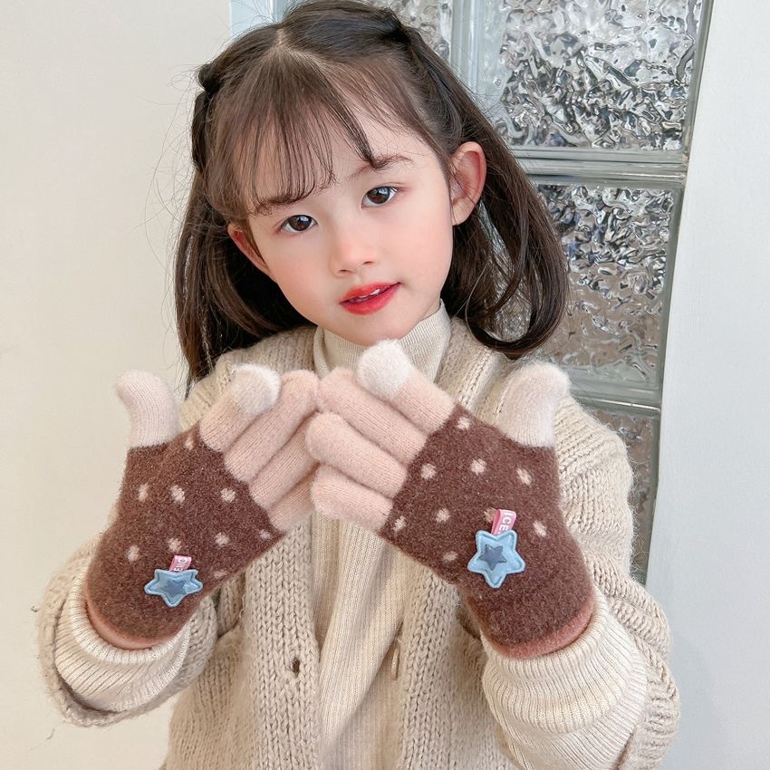 Wholesale of new autumn and winter children's cute bear warm gloves and baby winter knitted five-finger warm gloves Application Scenario