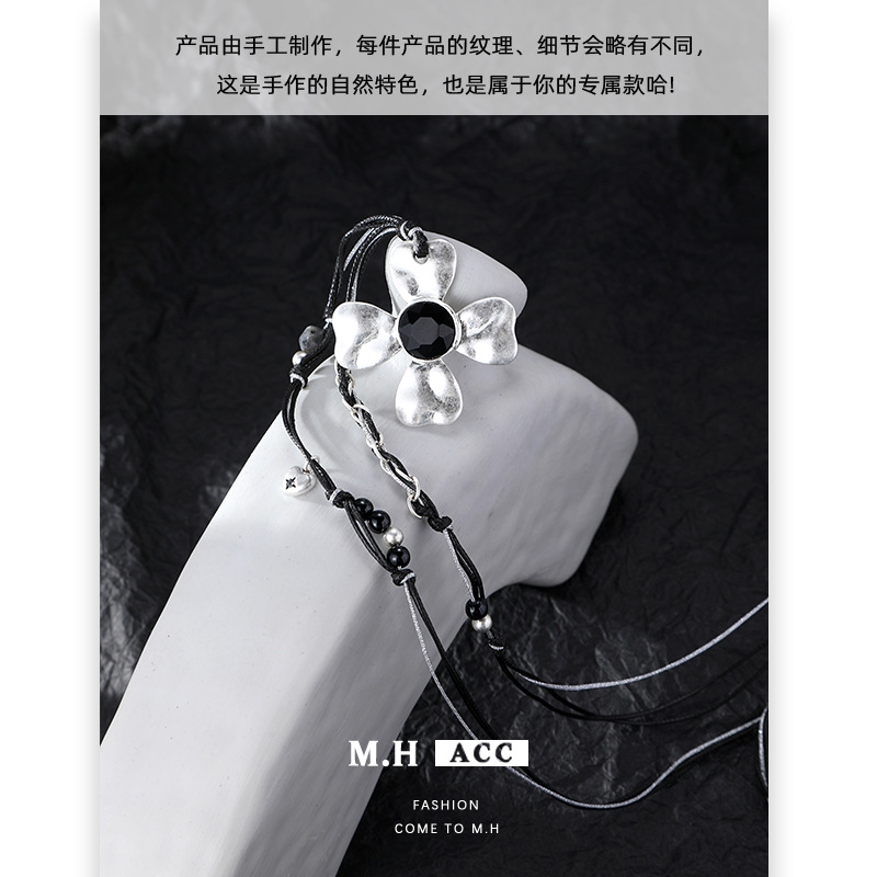 Four-leaf flower long pull-out necklace for women 2026, original design, light luxury, niche and high-end collarbone chain Application Scenario