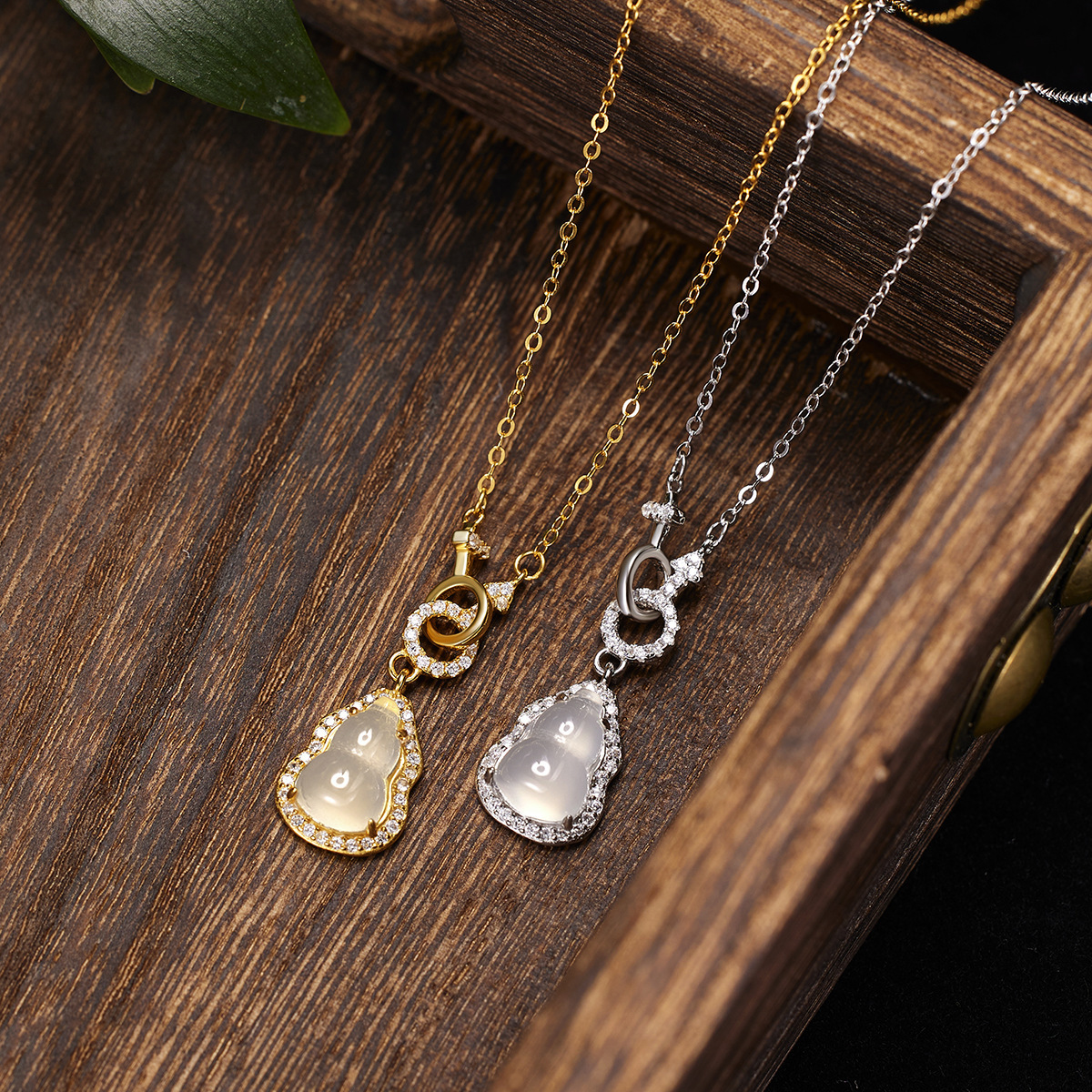 The new men's and women's pendant chalcedony gourd necklace is fashionable, simple, versatile and high-end collarbone chain accessory details Picture
