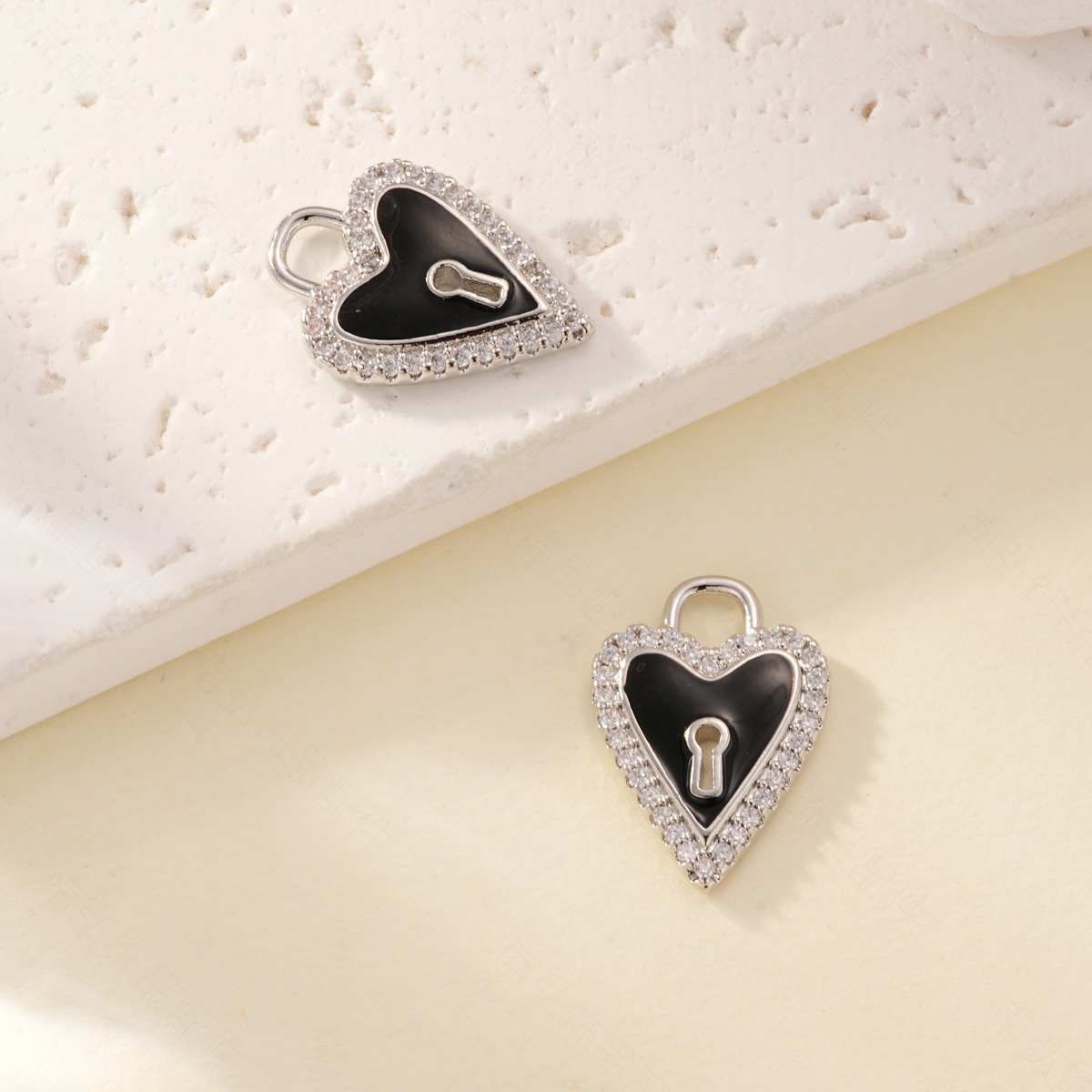 Oil-dripping heart lock pendant necklace clasp, copper-plated with real gold for color retention and high-end feel, DIY jewelry necklace clasp details Picture