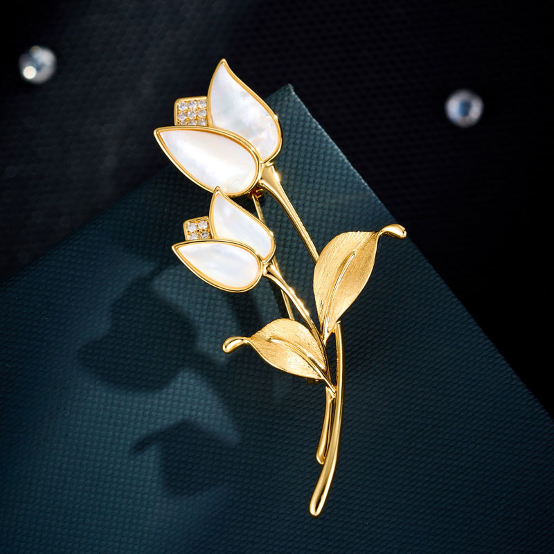 A light luxury and high-end natural mother-of-pearl tulip brooch, copper-plated with real gold and brushed exquisite brooch, new corsages for clothing and accessories
